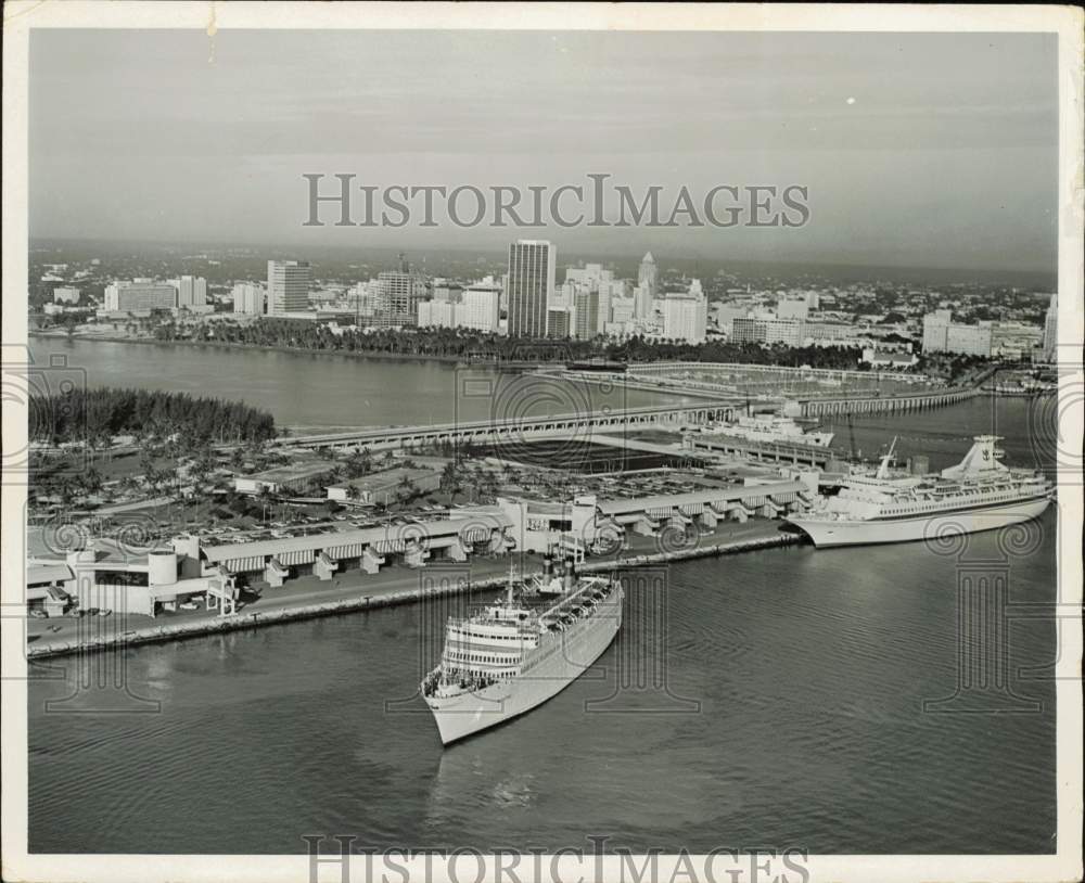 1971 Press Photo Aerial view of the city and cruise ships at Dodge Island- Historic Images