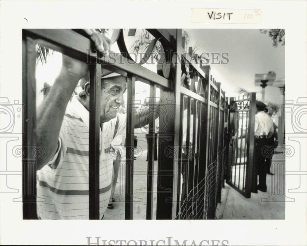 1988 Press Photo Domino Collazo waits outside the fence of the new Domino Park- Historic Images