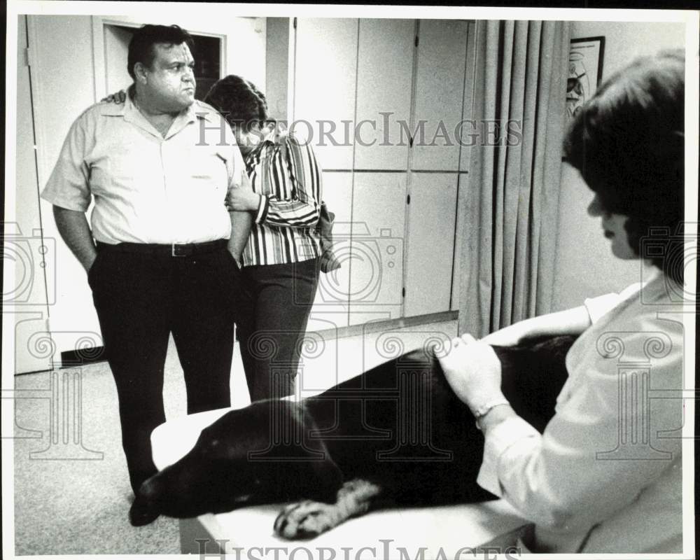 1982 Press Photo Frank &amp; Montserrat Surroca with &quot;Columbo&quot; at animal clinic, FL- Historic Images