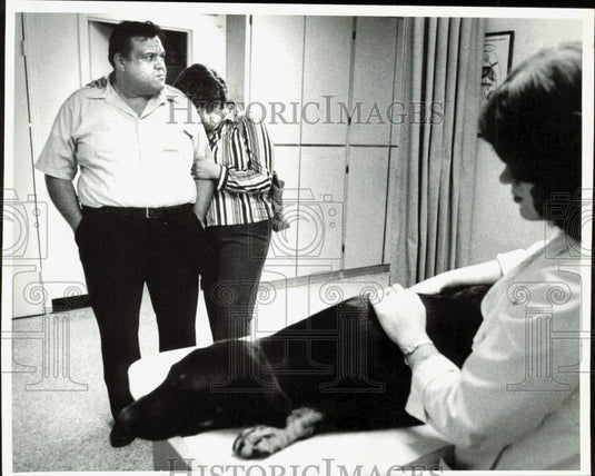 1982 Press Photo Frank & Montserrat Surroca with "Columbo" at animal clinic, FL- Historic Images
