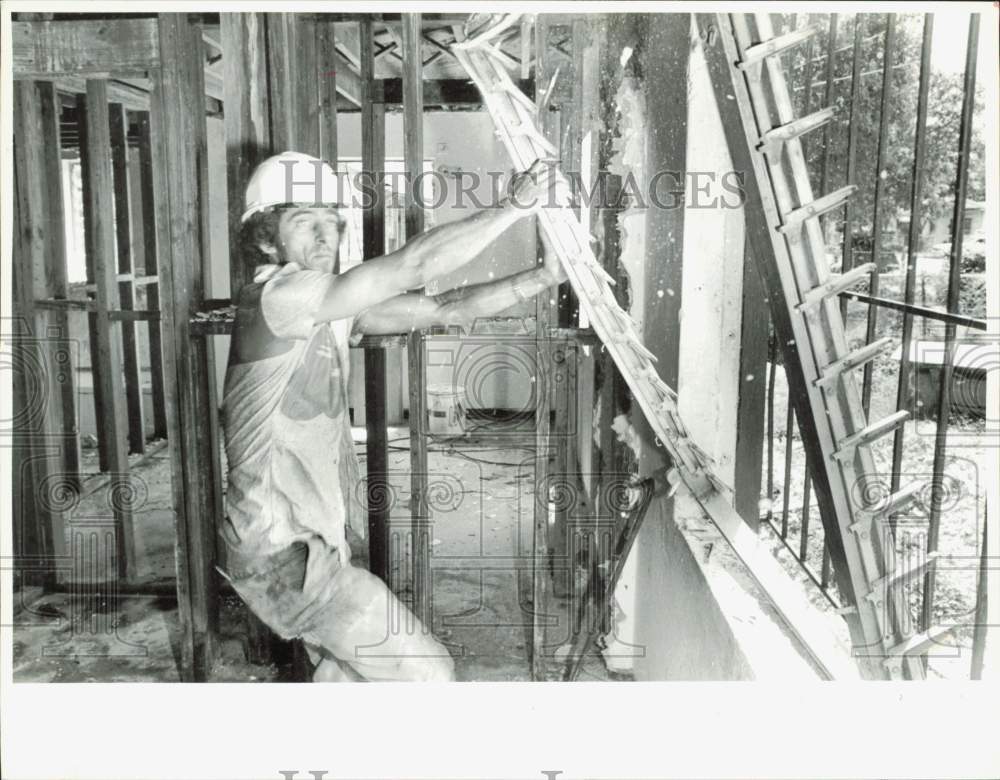 1985 Press Photo Juam Pino pulls old window casing from house on 58 Street, FL- Historic Images