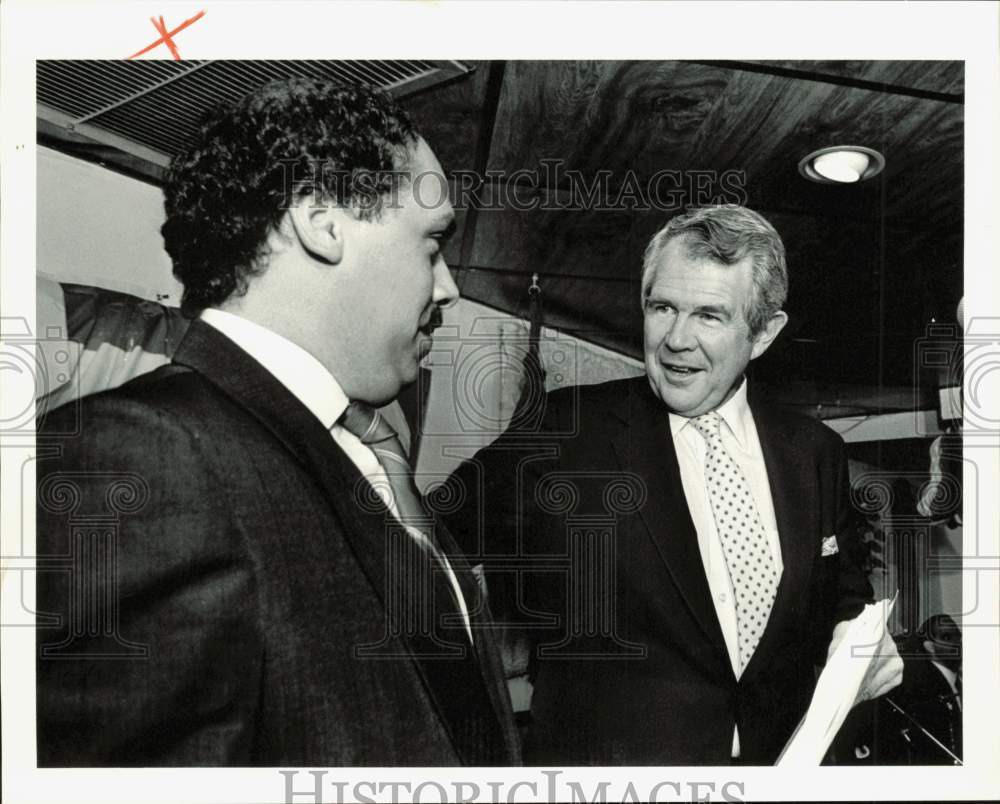 1987 Press Photo Pat Robertson chats with Robert Roman at Los Ranchos- Historic Images