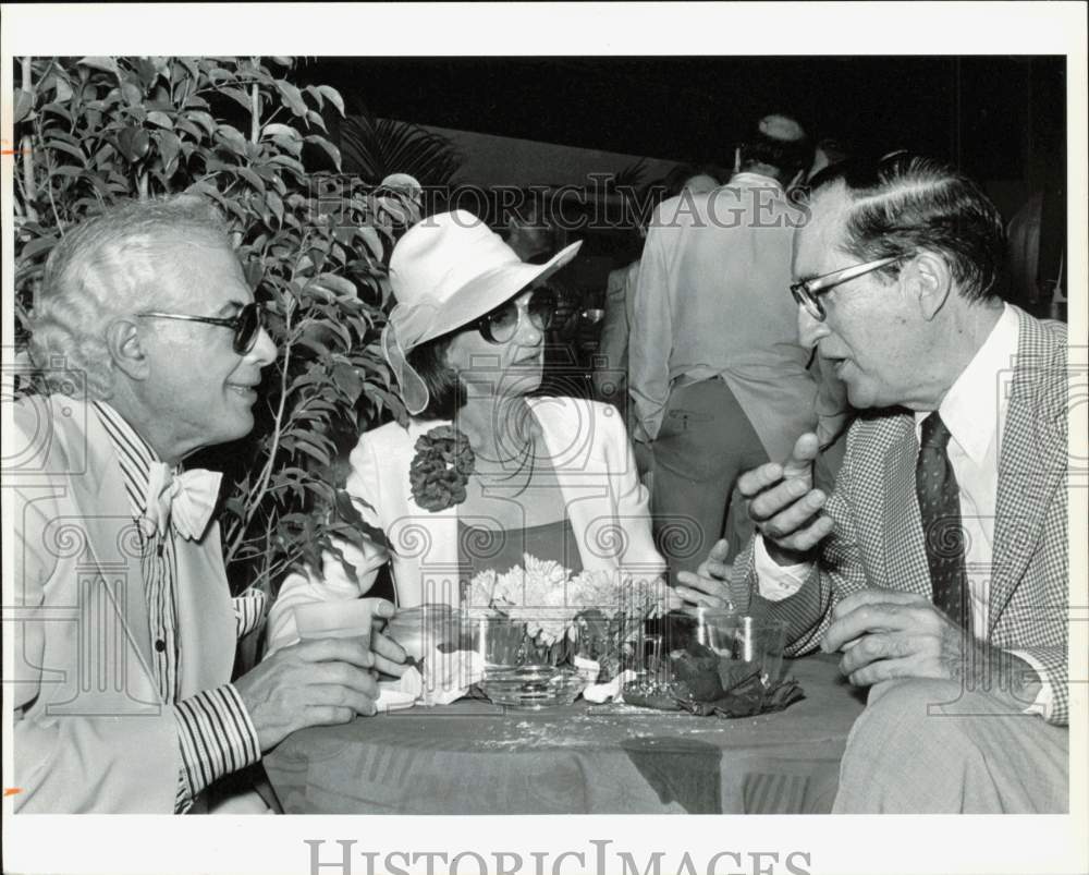 1980 Press Photo People enjoying cocktails at a fashion show. - lrb11560- Historic Images