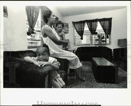 1988 Press Photo Emma Easterling and her children at their South Miami apartment- Historic Images