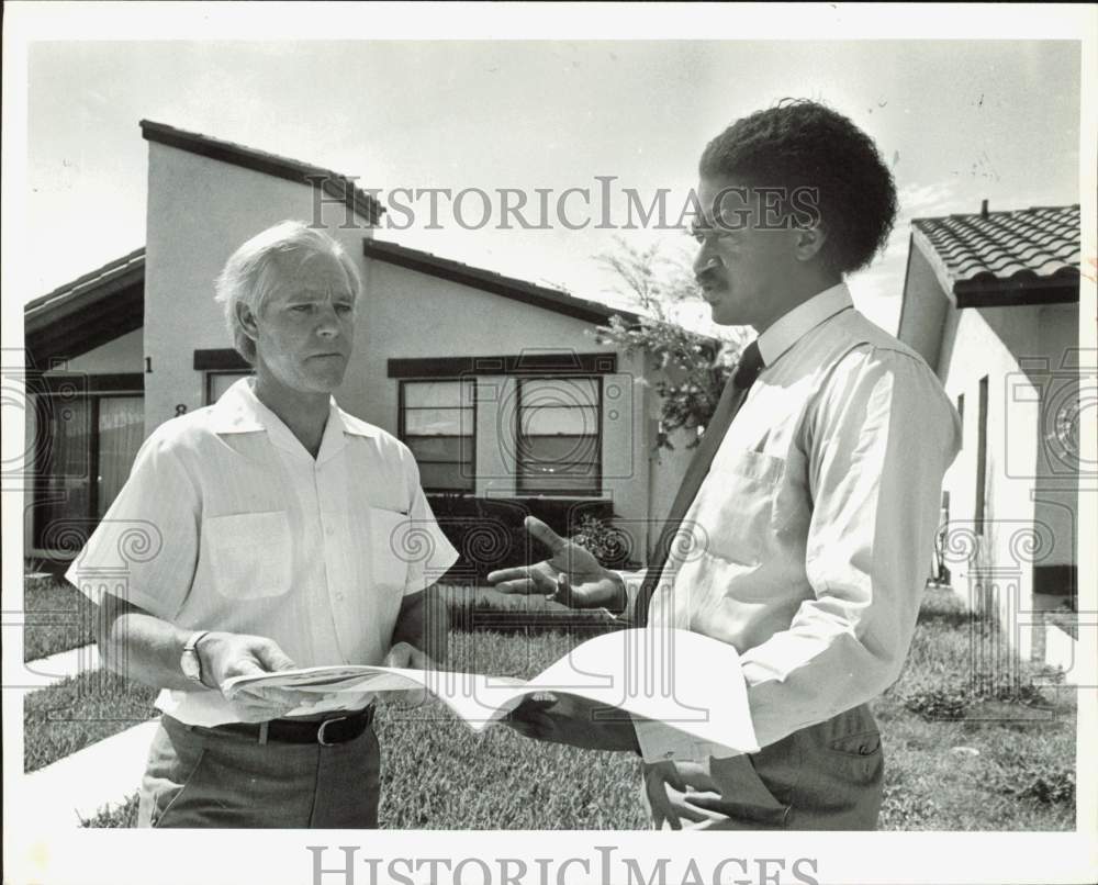 1983 Press Photo Walt Geiger, Welford Sanders discuss Zero Lot Development plans- Historic Images