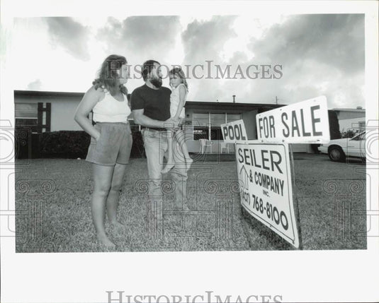 1991 Press Photo A family stands outside the house for sale - lrb11713- Historic Images