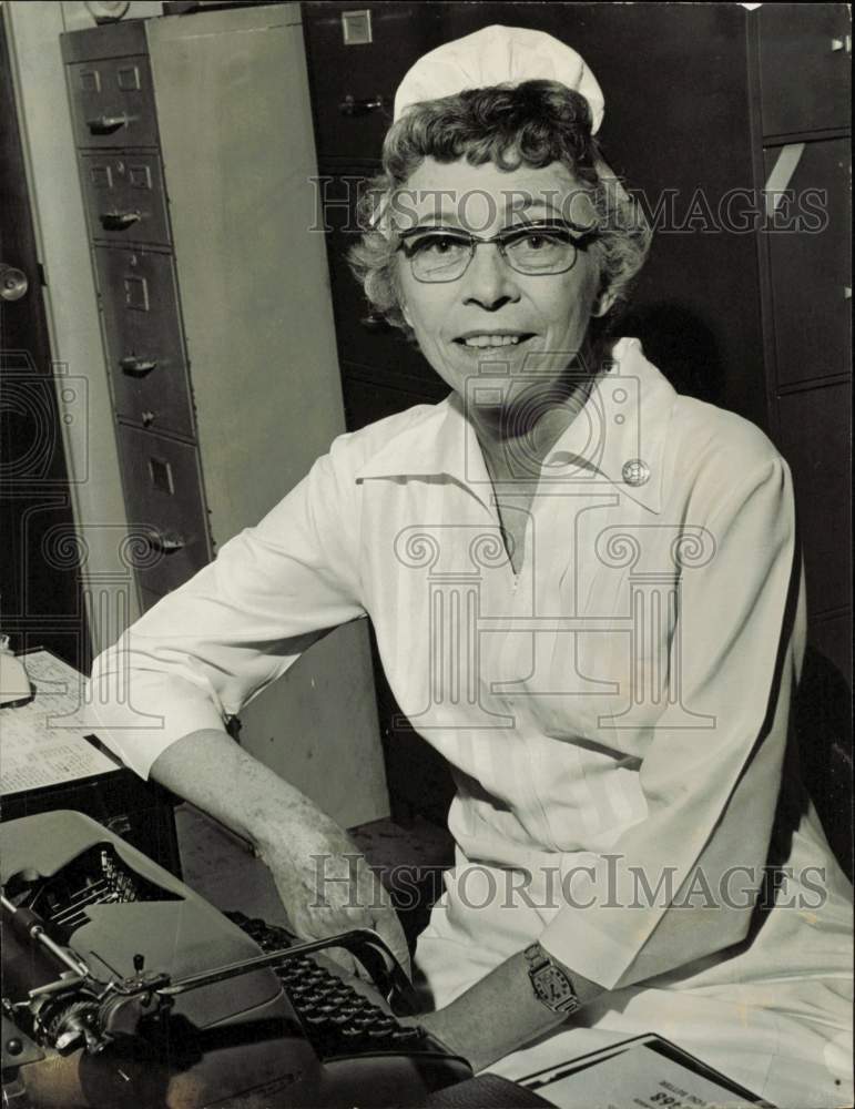 1972 Press Photo Evelyn Bumstead, hospital secretary in Miami, Florida- Historic Images