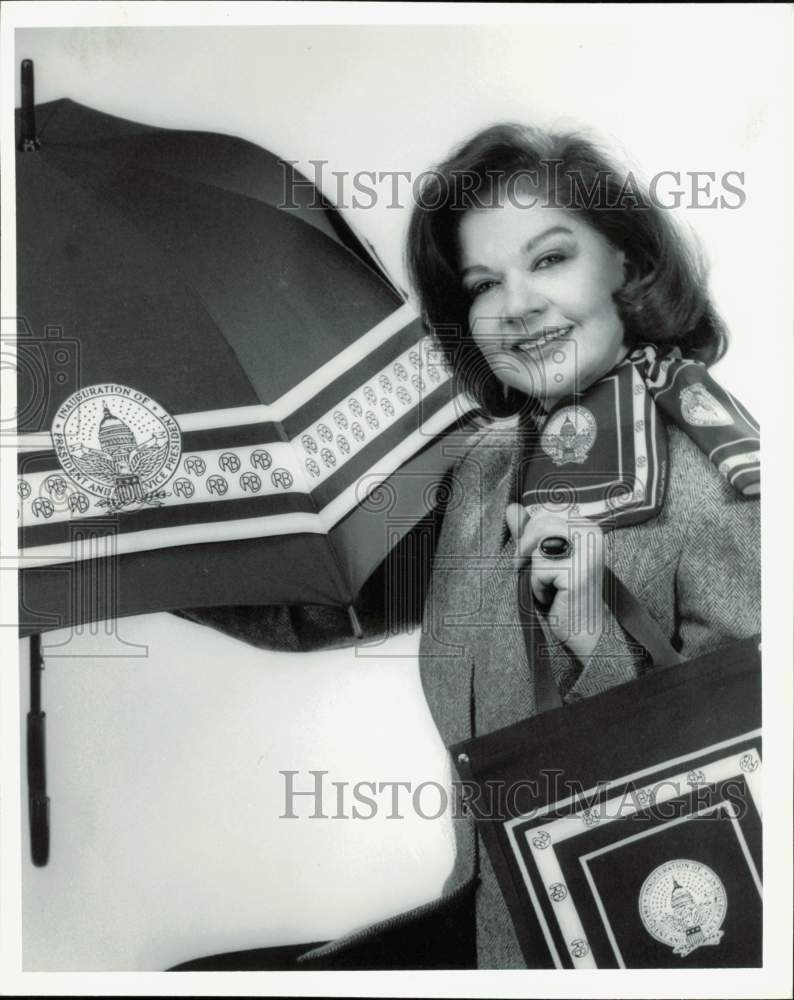 1983 Press Photo Frankie Welch with her designs for Reagan-Bush inauguration- Historic Images