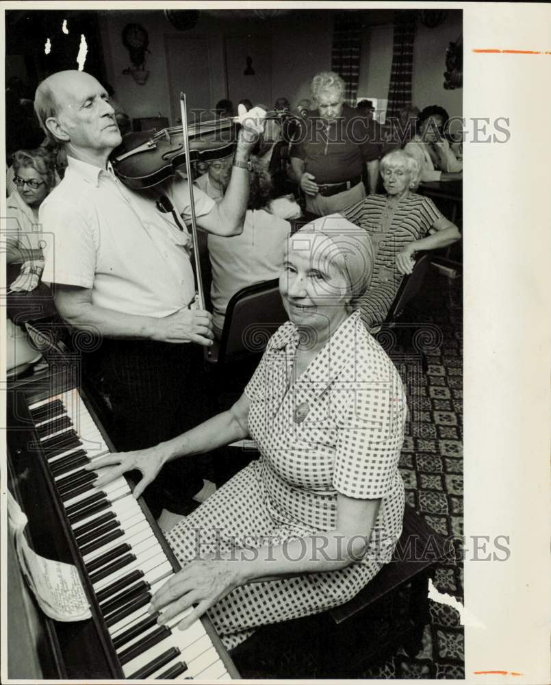 1978 Press Photo Pat Turco, Joy Cook Perform at Catholic Service Bureau- Historic Images