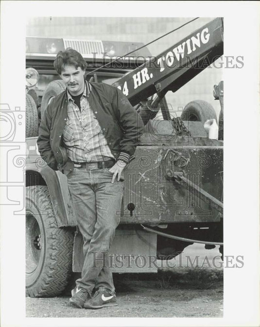 1986 Press Photo Tom Blair with One of His Three Tow Trucks in Anchorage- Historic Images