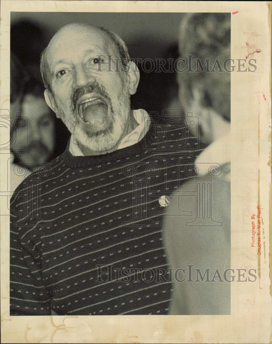 1985 Press Photo Victor Fischer shouts to reporters in Alaska - lrb12606- Historic Images