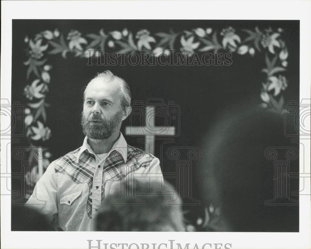 1988 Press Photo John Borg Leads Songs at Eagle Bible Chapel Sunday Service, AK- Historic Images