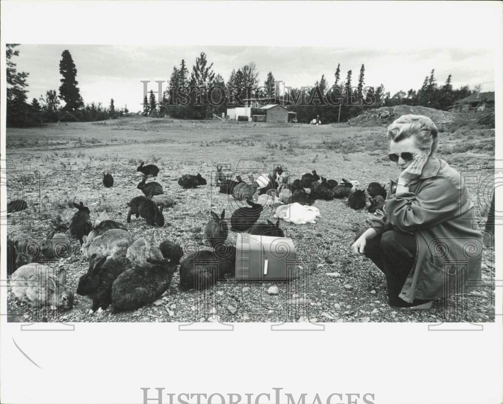 1986 Press Photo Former Rabbit Creek Inn Owner Virginia Brown Feeds Rabbits, AK- Historic Images