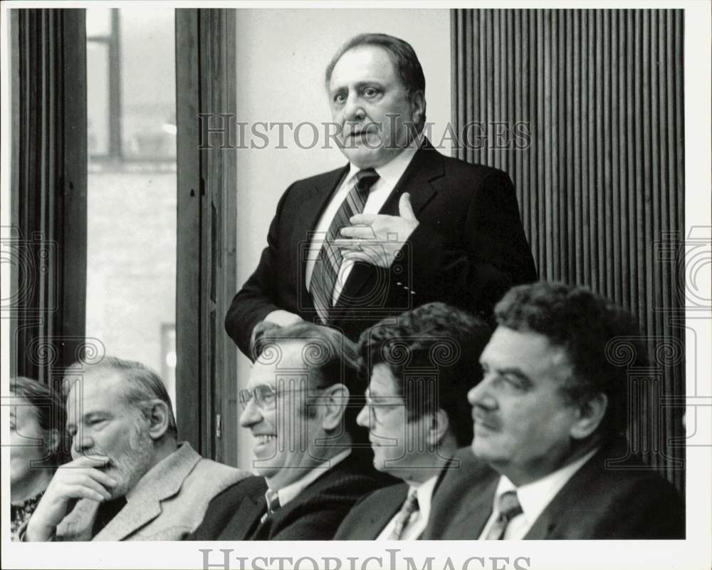 1990 Press Photo Bill Ray speaks in front of former senate presidents, Juneau- Historic Images