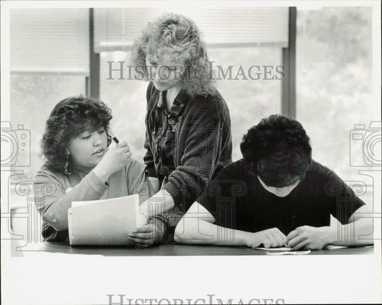 1989 Press Photo Christina Reagle helps students with problem solving, Alaska- Historic Images
