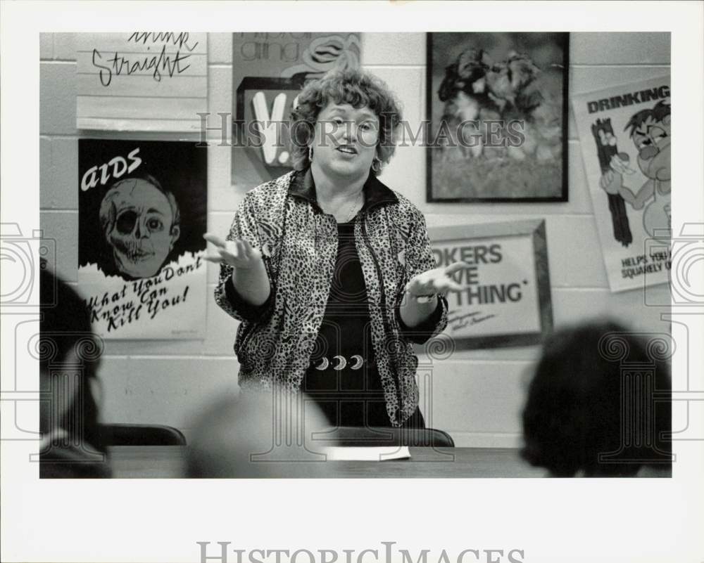 1990 Press Photo Carol Rhoades teaches sex education, U.S. Hanshew Jr. High, AK- Historic Images