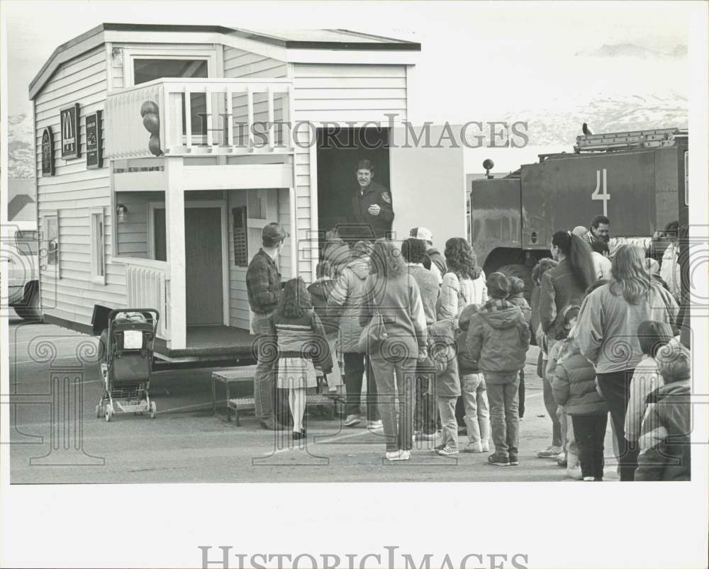 1988 Press Photo Northway Mall shoppers at the fire safety house in Anchorage- Historic Images