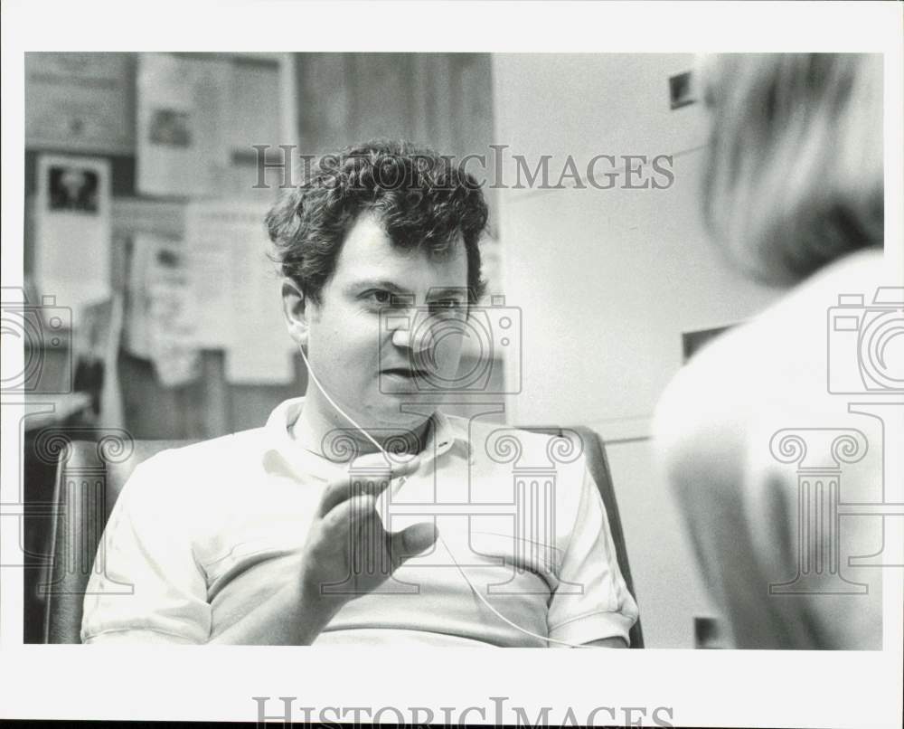 1987 Press Photo Danny Shadle talks to audiologist Jeri Powers at Alaska Center- Historic Images