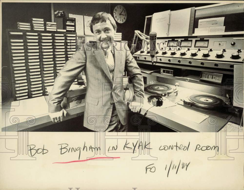 1984 Press Photo Bob Bingham in KYAK Control Room in Anchorage - lrb13740- Historic Images