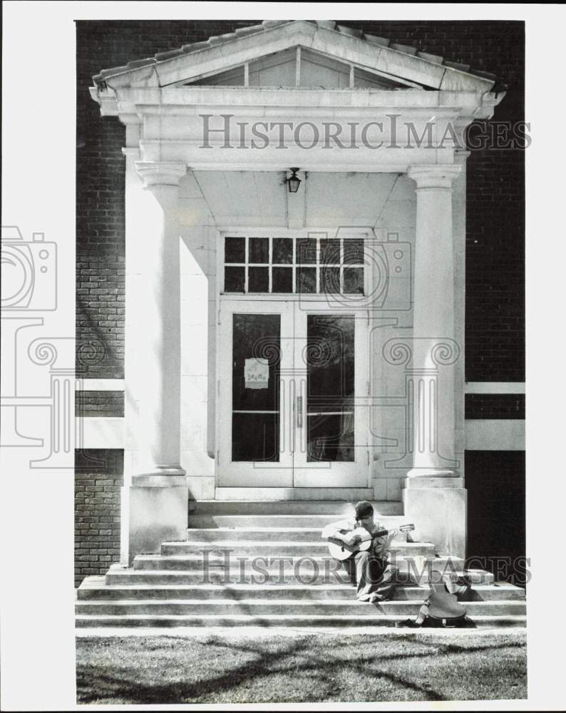 1980 Press Photo Sophomore Pam Heinig plays guitar at Queens College - lrb13921- Historic Images