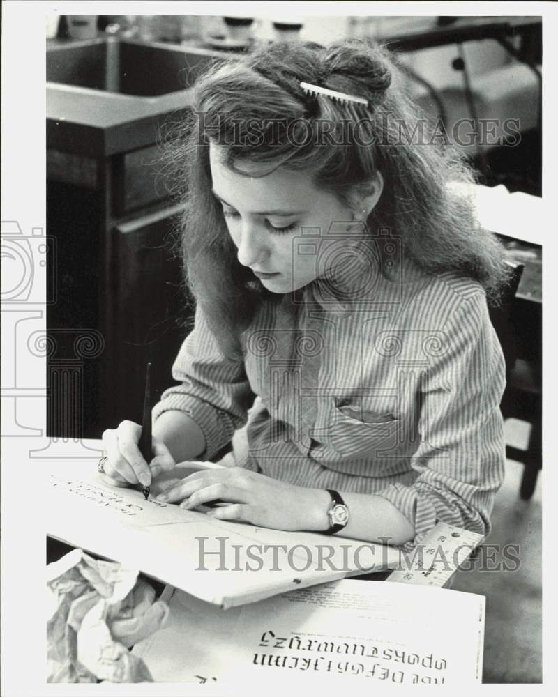 1983 Press Photo Beth Parker carefully creates a poster at Queens College- Historic Images