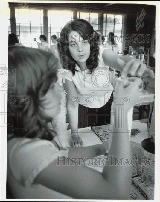 1977 Press Photo Art Teacher Linda Jacques in Sedgefield Elementary School Class- Historic Images