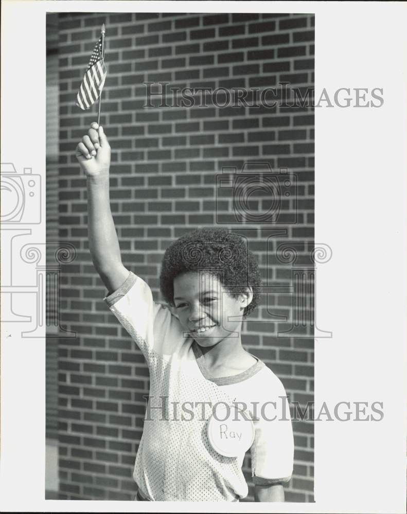 1981 Press Photo Ray Forney Waving Flag at Pineville Elementary School, NC- Historic Images