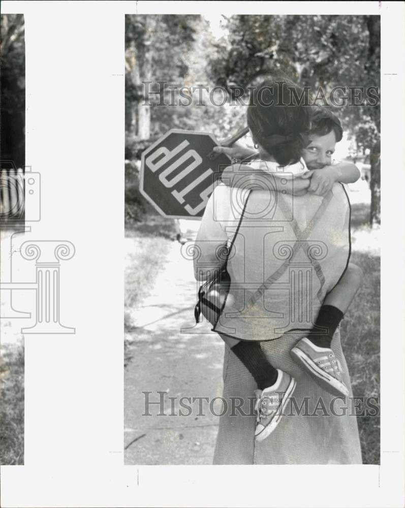 1980 Press Photo School Crossing Guard Carrying Boy Down a Sidewalk - lrb14275- Historic Images