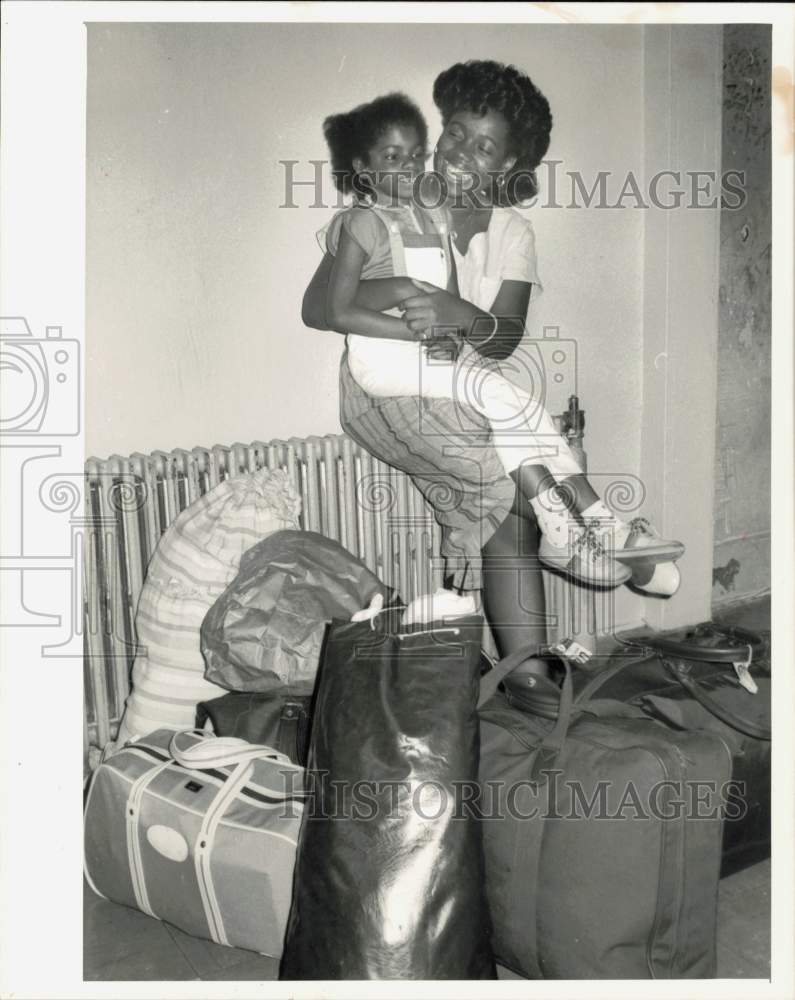 1984 Press Photo Melita Moore Holds Sister, Dana Massie at Barber-Scotia College- Historic Images