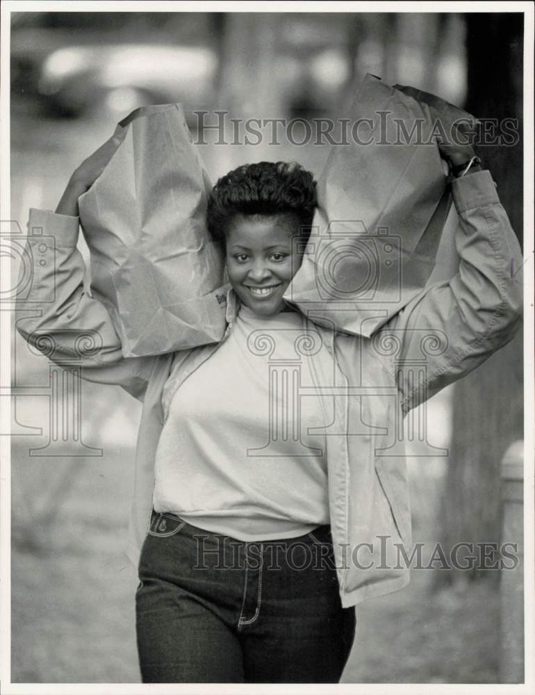 1984 Press Photo Barber-Scotia College Student Kaye Herron Carries Groceries, NC- Historic Images