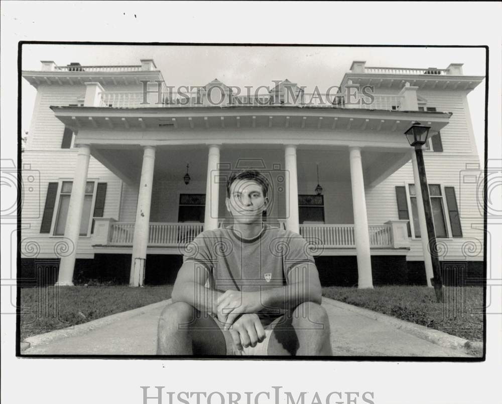 1990 Press Photo Matthew Badal at Historic House to Be Made Bed &amp; Breakfast, NC- Historic Images