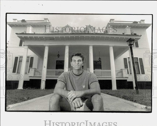 1990 Press Photo Matthew Badal at Historic House to Be Made Bed & Breakfast, NC- Historic Images