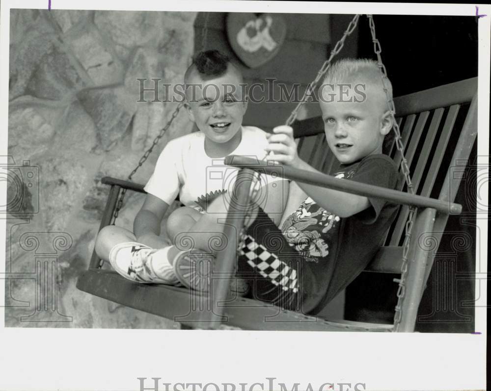 1990 Press Photo Richie and Cody Lucas sit on the porch swing in their home- Historic Images