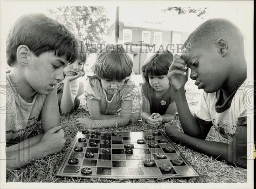 1988 Press Photo Pineville Elementary School students playing checkers- Historic Images