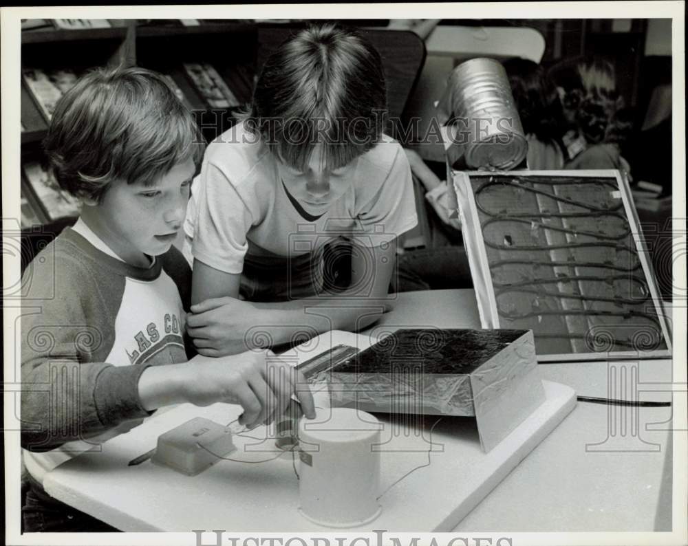 1980 Press Photo Students with their own solar water system at Piedmont School- Historic Images