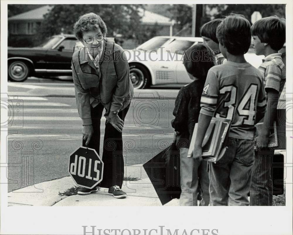 1981 Press Photo Safety patrol Mildren Bladen with youngsters at her crossing- Historic Images