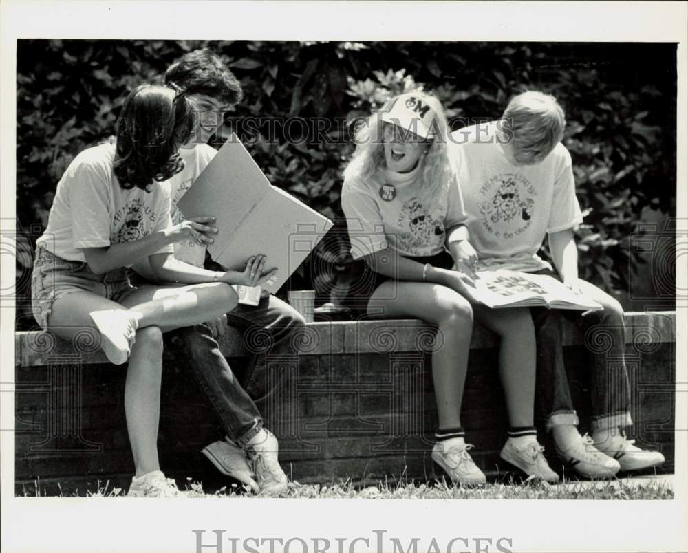1982 Press Photo Queens College students looking through their yearbooks, NC- Historic Images
