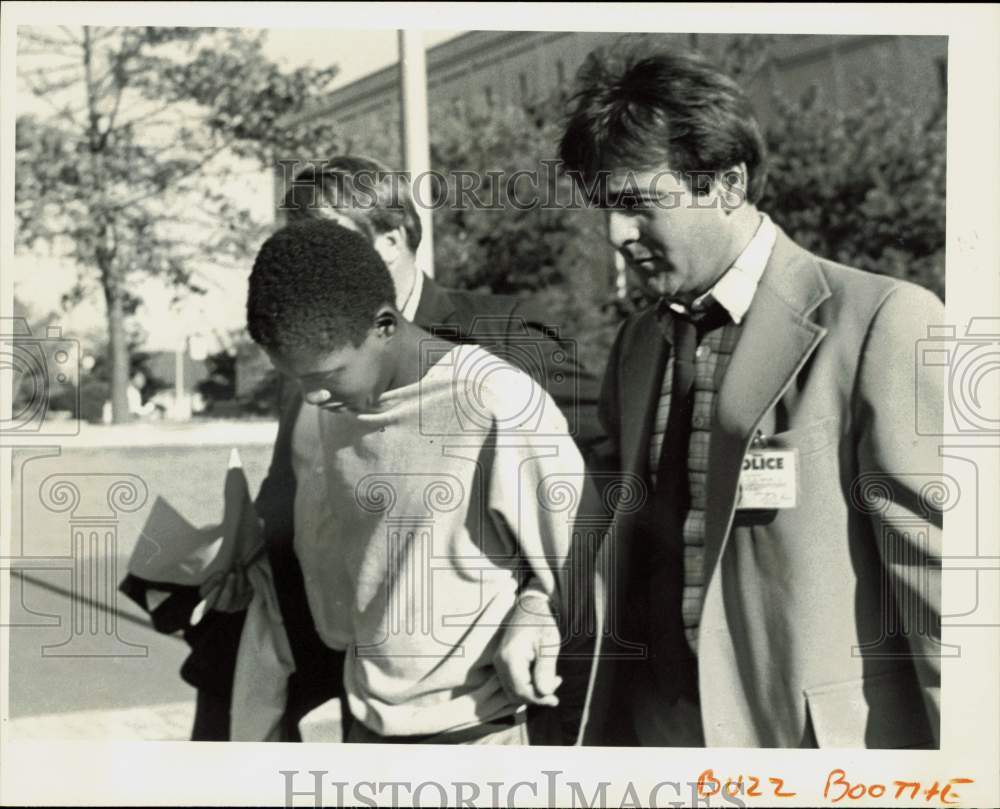 1981 Press Photo Police officers lead suspect Michael Fincher - lrb14992- Historic Images