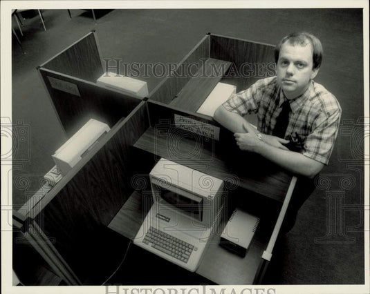 1984 Press Photo Fort Mill School Principal Chuck Epps in computer laboratory- Historic Images