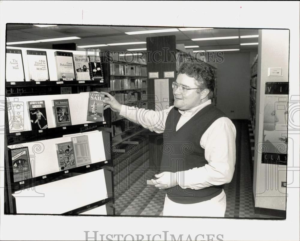 1989 Press Photo Tom Dillard director of Cannon Memorial Library in Concord- Historic Images