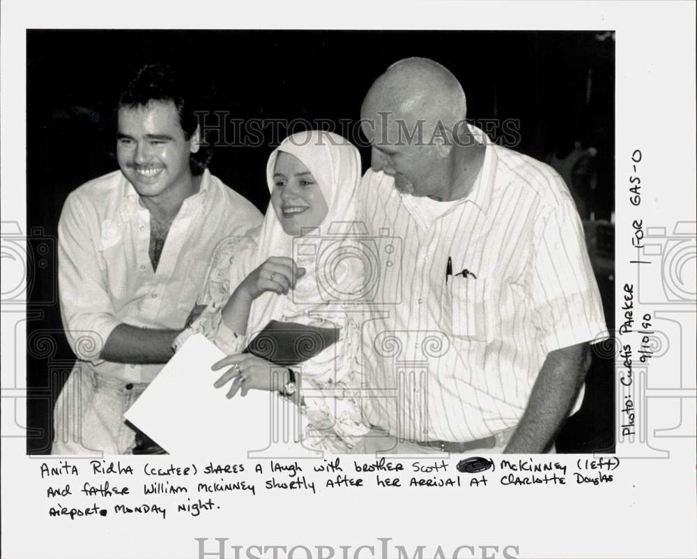 1990 Press Photo Anita Ridha, her brother Scott and Father William McKinney, NC- Historic Images