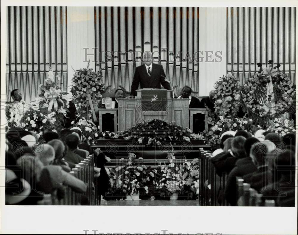 1991 Press Photo Huel Perkins speaks at Doctor Lionel Newsom&#39;s funeral services- Historic Images