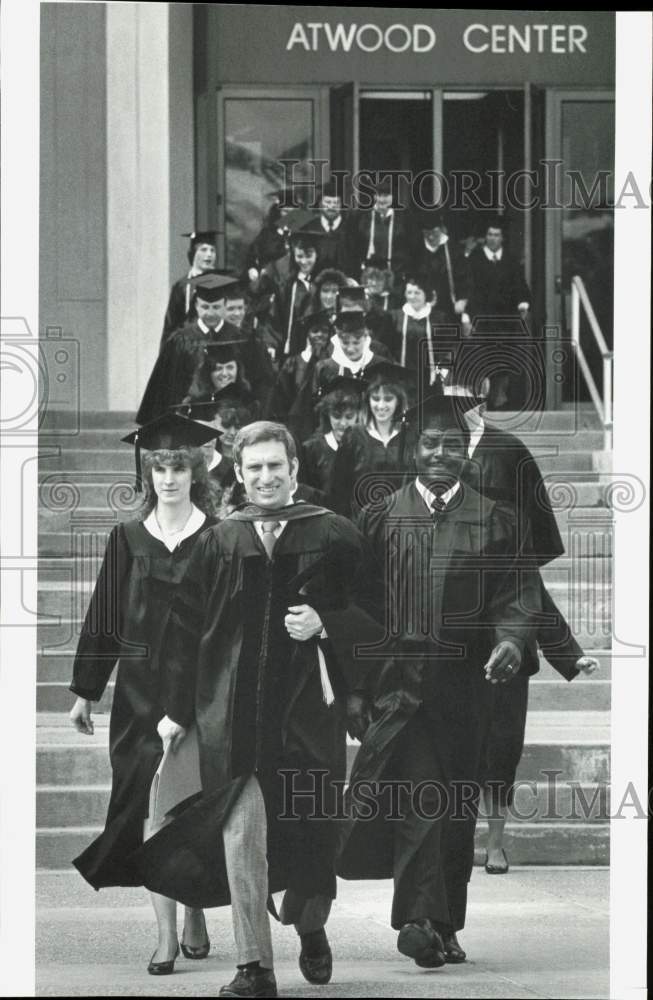 1987 Press Photo APU Faculty Member Rusty Myers Leads Graduates on Campus- Historic Images