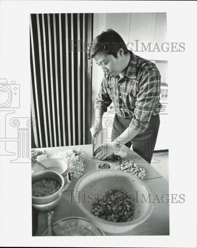 1986 Press Photo Yang Bei Cooking Lunch for Roommates, APU Atwood Center- Historic Images