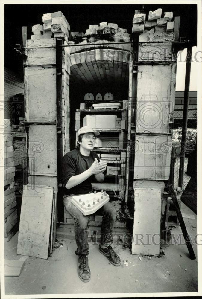 1987 Press Photo Sculptor Paul Sires making clay &quot;knobs,&quot; North Carolina- Historic Images