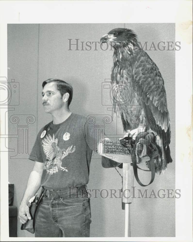 1989 Press Photo Kerry Seifert with bald eagle at Egan Center Earth Day event- Historic Images