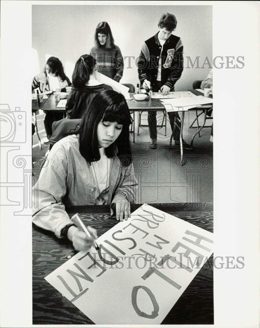 1989 Press Photo Students Making Signs for President Bush's Anchorage Visit- Historic Images