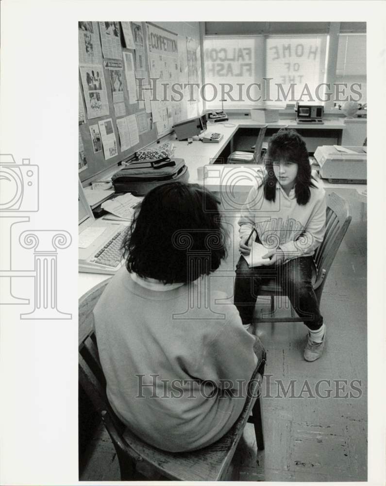 1989 Press Photo Tanya Vincent Interviews Gina Solis at Clark Jr. High- Historic Images