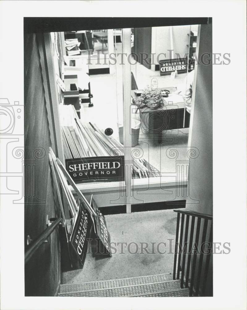 1986 Press Photo Sheffield for Governor Signs Clutter Headquarters Entrance- Historic Images