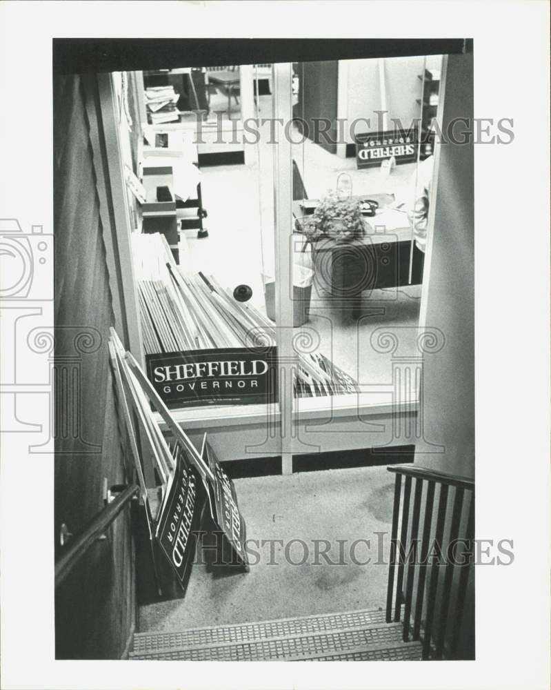1986 Press Photo Sheffield for Governor Signs Clutter Headquarters Entrance- Historic Images